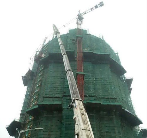 城北吊车在工地上作业